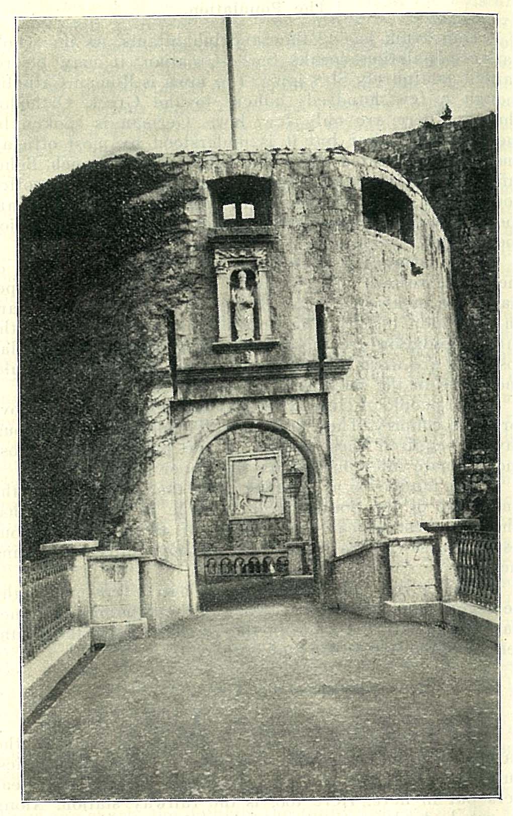 Gradska vrata od Pila sa spomenikom kralju Petru.jpg